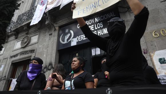 “Oficialmente hemos tomado las oficinas de CNDH y seguiremos aquí hasta que nos resuelvan nuestras peticiones”, dijo ayer Yesenia Zamudio, integrante de la agrupación Ni Una Más México, a los medios de comunicación. (EFE/Sáshenka Gutiérrez)