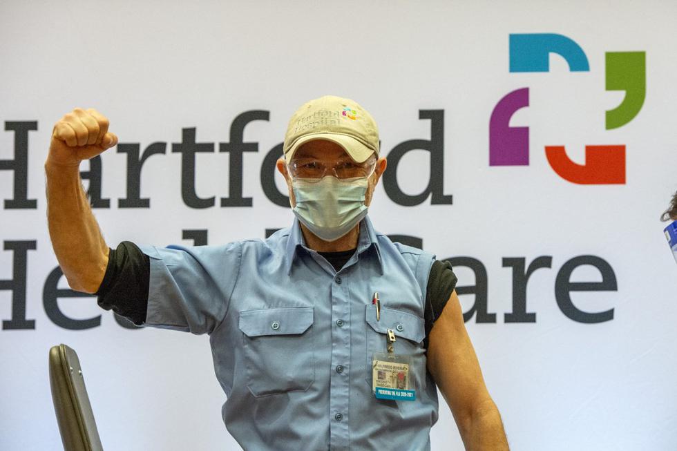 Wilfredo Rivera celebra la vacunación contra el COVID-19 en el primer lote de la vacuna de Moderna en el hospital Hartford, en Connecticut el 21 de diciembre de 2020. (Foto: JOSEPH PREZIOSO / AFP)