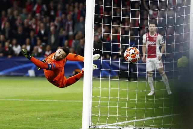 El portero del Tottenham, Hugo Lloris, no puede parar el balón lanzado por Hakim Ziyech. (Foto: REUTERS)
