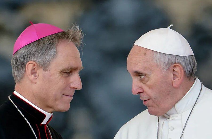Georg Gänswein and Pope Francis.