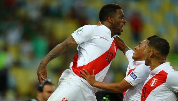 Jefferson Farfán marcó y asistió en la victoria de la selección peruana. (Foto: AP)