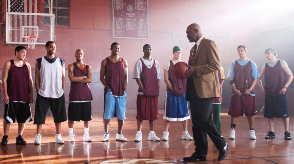 Un entrenador de baloncesto de una escuela secundaria transforma a un equipo perdedor, y luego enfrenta críticas por presionar a los atletas a darle mayor importancia a las calificaciones. (Foto: Paramount Pictures)