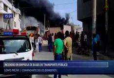 Incendio consume estacionamiento de buses de transporte público