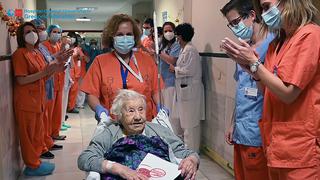 Una paciente de 104 años sale de un hospital madrileño tras superar el coronavirus