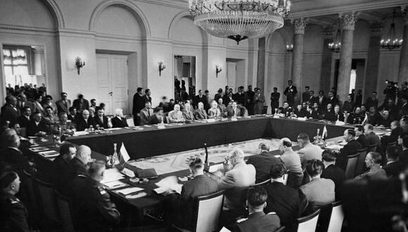 El Cónclave del Bloque Comunista que reunió a los ocho países de Europa del Este antes de la firma del Tratado de Amistad, Cooperación y Asistencia Mutua de defensa mutua o Pacto de Varsovia, el 14 de mayo de 1955. (Foto de POLSKA / AFP)