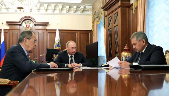 El presidente de Rusia, Vladimir Putin, rodeado por Serguei Lavrov, ministro de Relaciones Exteriores, y Serguéi Shoigú, titular de Defensa. (EFE).