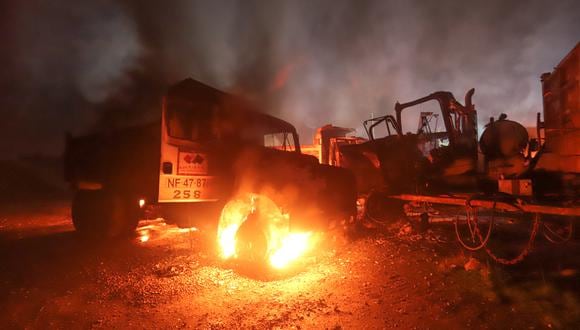 Vista de un camión y una máquina incendiados por atacantes desconocidos cerca de Temuco, Región de la Araucanía, Chile, el 6 de agosto de 2020.  (Foto referencial: MARIO QUILODRN / AFP)