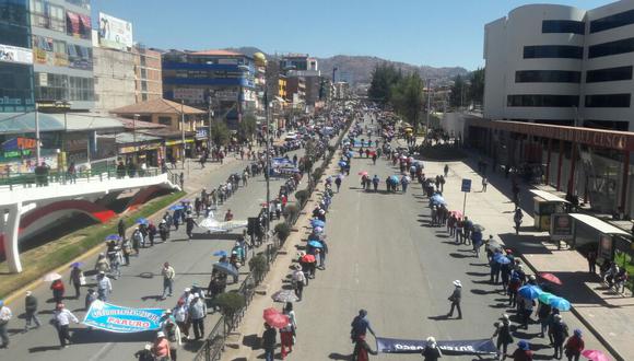 Pese a que la declaración de estado de emergencia restringe la libertad de reunión, miles de docentes marcharon por las calles y avenidas del Cusco