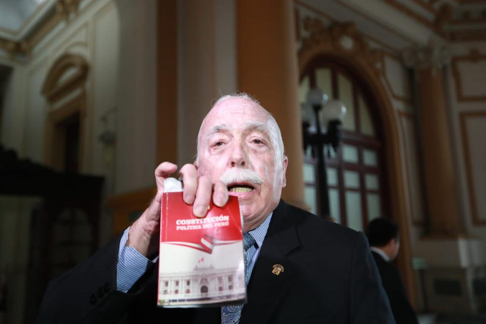 ¡Este es mi fusil!. Ya no es vocero ni ronca en Fuerza Popular, pero el almirante en retiro, Carlos Tubino, abandonó su templanza de la última temporada, para esgrimir la Constitución cual arma blanca y decir que nadie –en referencia a Del solar- se mete a la mala al Congreso para prohibirles que cumplan con su agenda. (Foto: GEC)