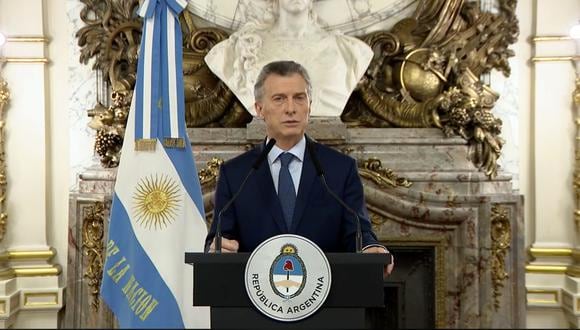 Mauricio Macri confirmó las retenciones adelantadas. "Sabemos que es un impuesto malísimo [...], pero les tengo que pedir que entiendan que es una emergencia y que necesitamos de su aporte", remarcó en un mensaje a la nación.