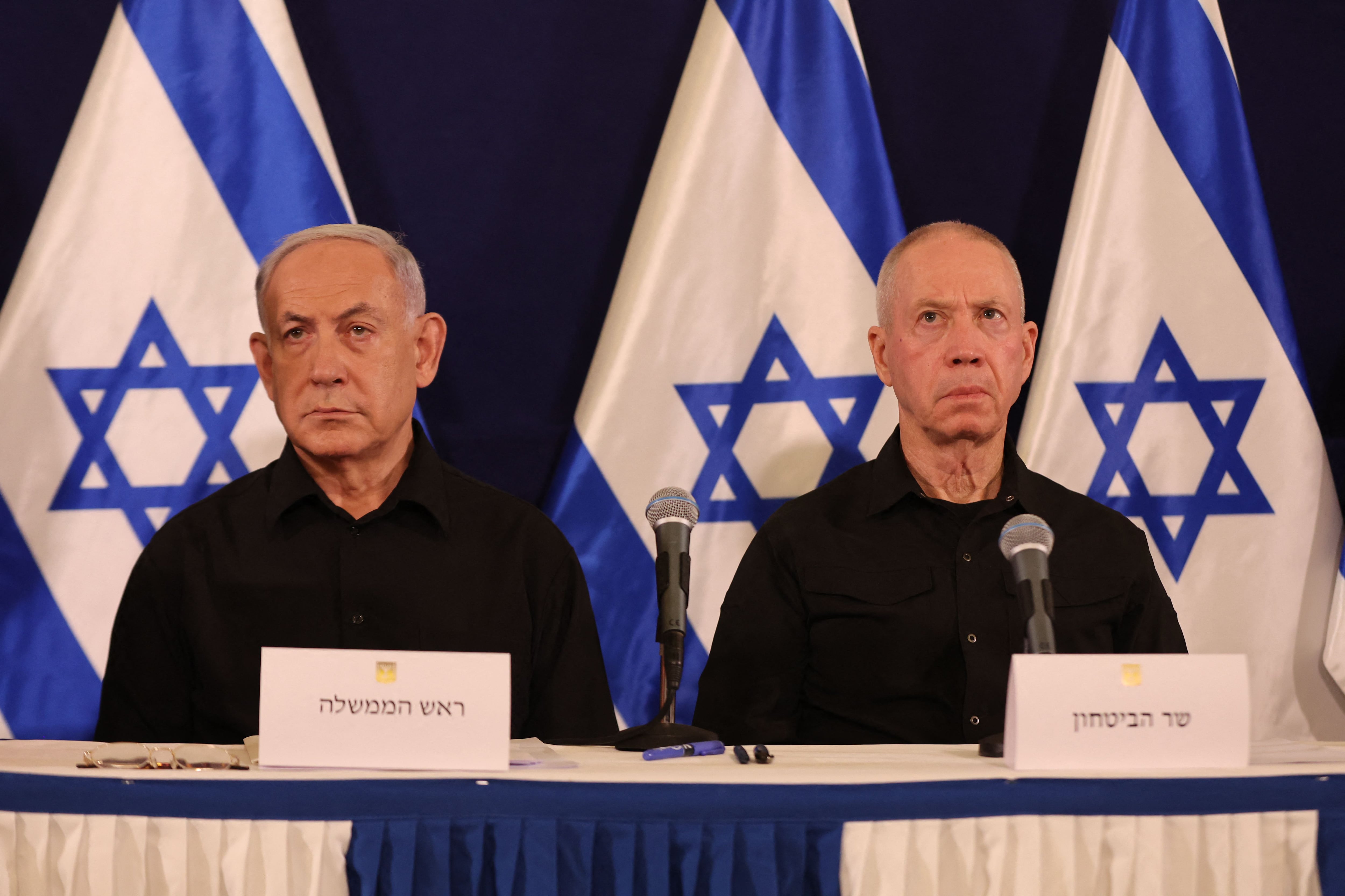 Israeli Prime Minister Benjamin Netanyahu (L) and Defense Minister Yoav Gallant attend a press conference at the Kirya military base in Tel Aviv on October 28, 2023. (Photo by Abir SULTAN/ AFP).