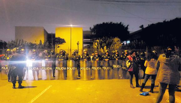 La noche de ayer se registraron nuevos enfrentamientos en los exteriores de la UNMSM. Los alumnos se oponen a que cedan terrenos. (Hugo Pérez / GEC)