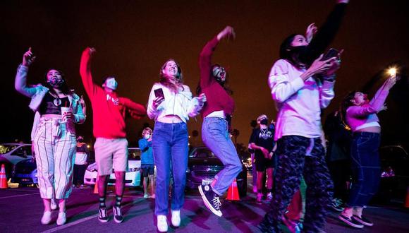 Coronavirus: La gente baila durante el evento de música en vivo 'Concert in your Car' en un recinto ferial del condado de Ventura, al oeste de Los Ángeles, California. (EFE / EPA / ETIENNE LAURENT).