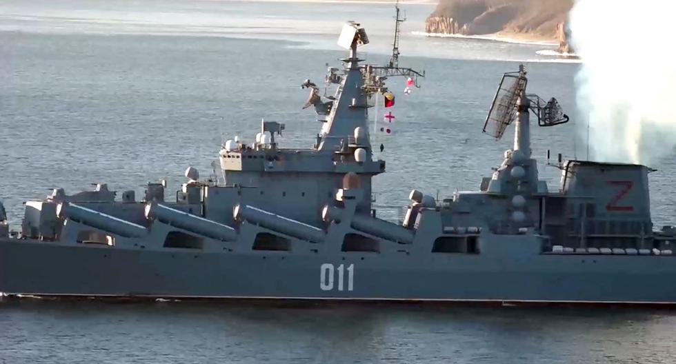 Un buque de guerra de la Flota del Pacífico de Rusia saliendo de Vladivostok para participar en un ejercicio naval conjunto con China. (HANDOUT / RUSSIAN DEFENCE MINISTRY / AFP).