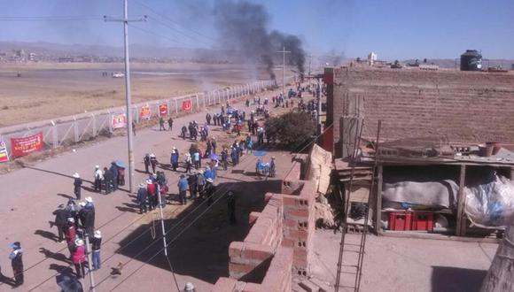 En Puno, esta semana los maestros en huelga destruyeron parte del cerco perimétrico del aeropuerto de Juliaca