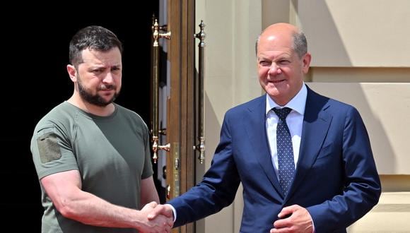 El presidente ucraniano Volodymyr Zelensky le da la mano a Olaf Scholz antes de una reunión con los líderes de la Unión Europea en el Palacio Mariinsky, en Kiev, el 16 de junio de 2022. (Foto: Sergei SUPINSKY / AFP)