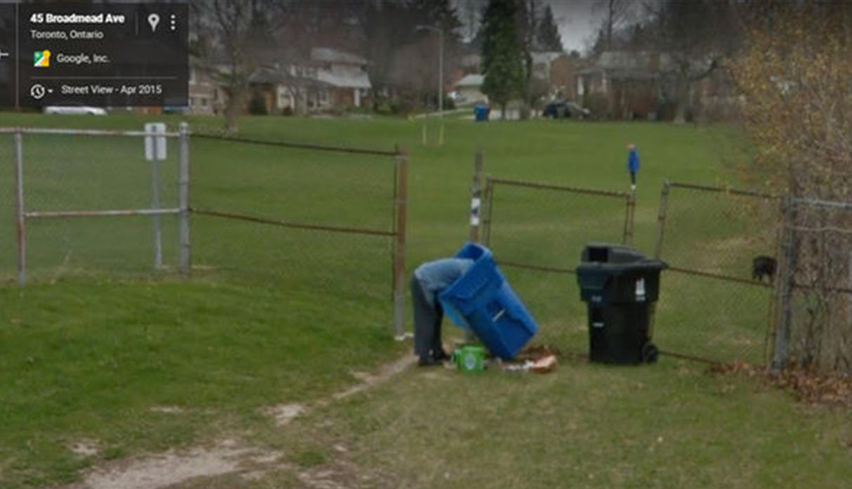 Hombre se escondió de las cámaras de Google Maps de una manera bastante singular. (Google Maps)