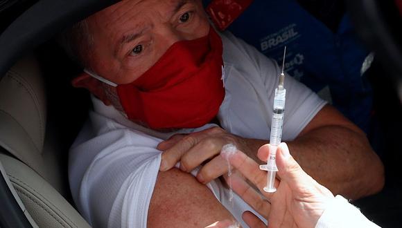 El expresidente Lula da Silva es vacunado contra el coronavirus en un centro de autoservicio, en la alcaldía de la ciudad de São Bernardo. en São Paulo (Brasil). (EFE/Fernando Bizerra).