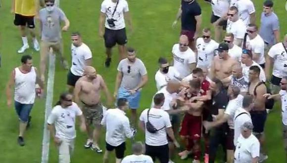 Hinchas de Debrecen de Hungría le quitaron las camisetas a los jugadores tras descenso. (Captura: YouTube)