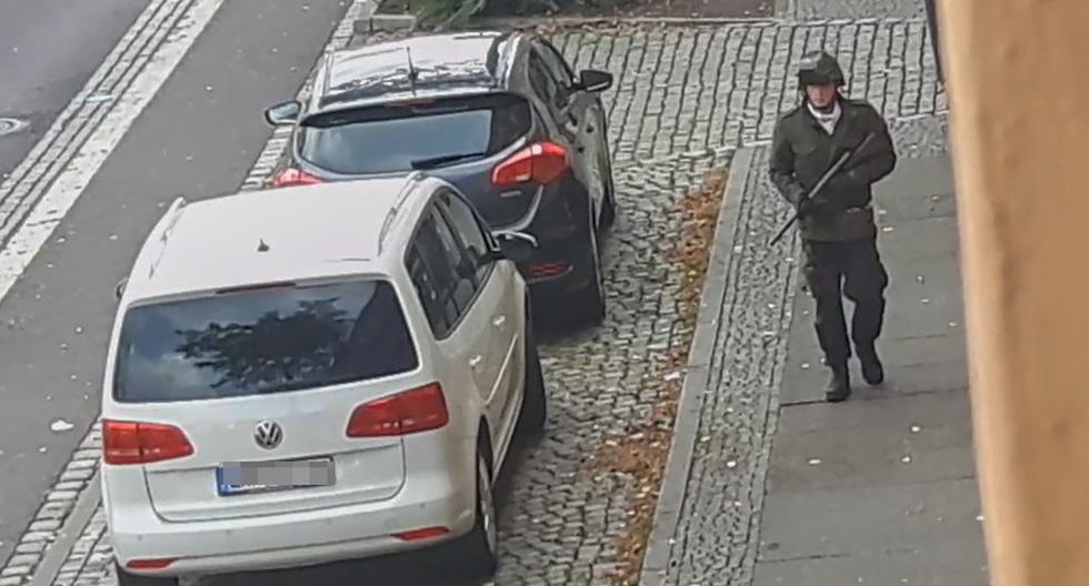 El neonazi grabó su ataque a una sinagoga con una cámara que llevaba en el casco. (AFP).