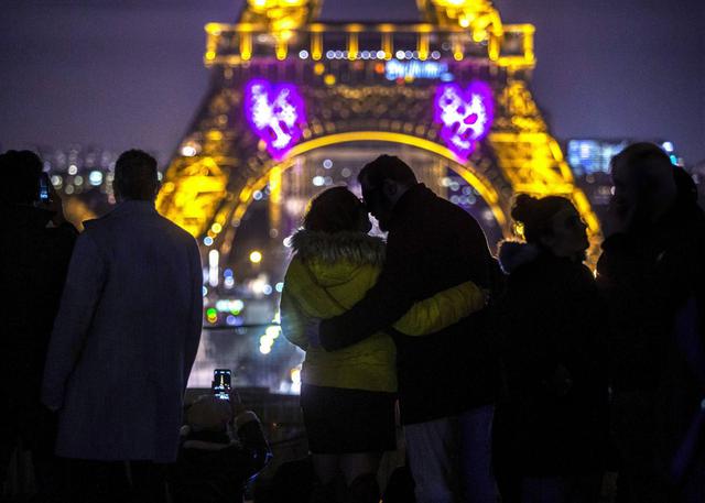 El pueblo de Saint-Valentin, situado a dos horas al sur de París, multiplica por diez su población cada 14 de febrero. (AP)