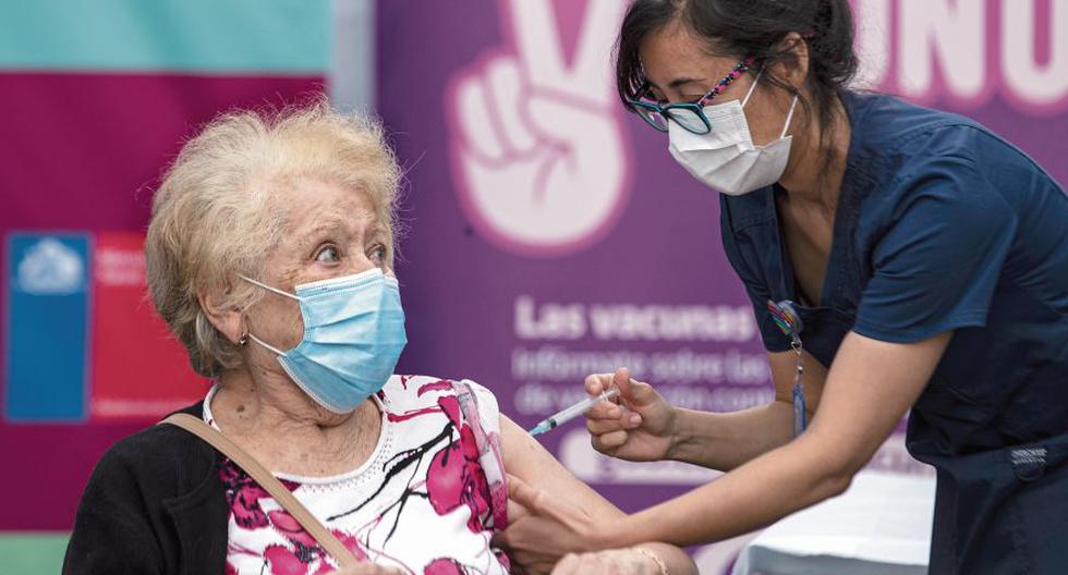 En Chile se inició la campaña de vacunación contra el coronavirus COVID-19 con trabajadores de salud y adultos mayores de 90 años. (Foto: AP / Esteban Felix)