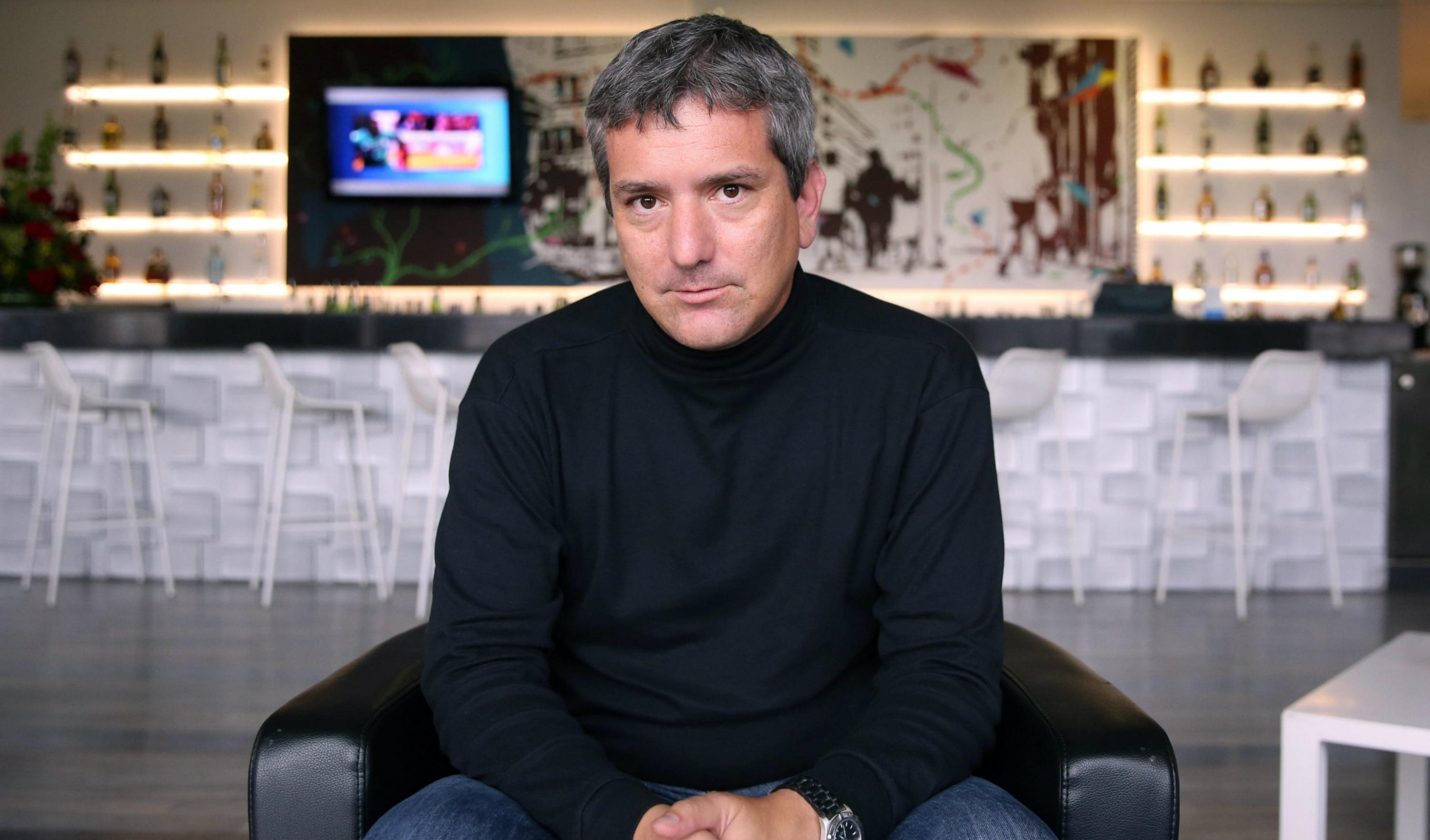 El novelista reúne historias donde realidad y ficción tejen diálogos cautivantes en "El material de los sueños", su más reciente publicación (Foto: EFE)