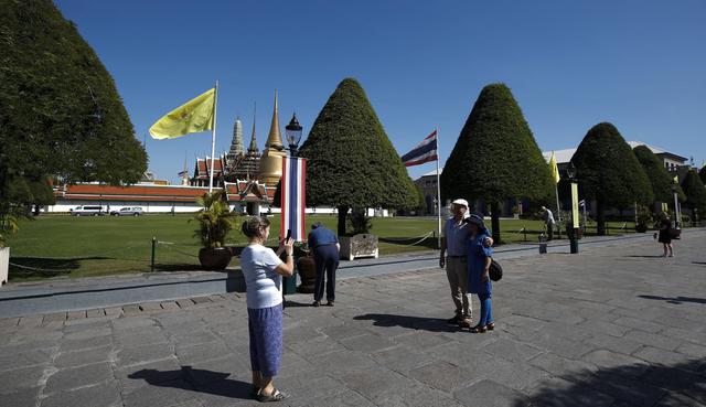 Al entrar en el Gran Palacio Real, el emblemático conjunto palaciego y religioso más visitado en la capital tailandesa, ya no se ven los numerosos grupos de chinos haciéndose fotos bajo las estatuas de los gigantes y otros seres del imaginario budista. (EFE).