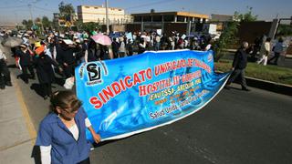Trabajadores del sector salud acatan paro en Arequipa y La Libertad