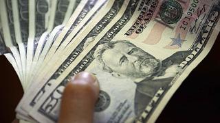 El dolar bajó ante expectativa futura de tasas en EE.UU.