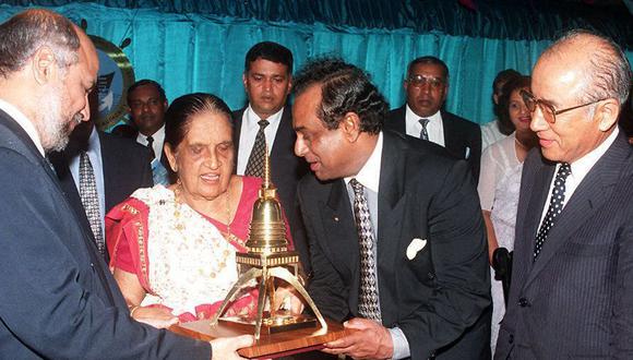 La ex primera ministra de Sri Lanka, Sirima Bandaranaike (segunda a la izquierda), recibe una réplica de un templo budista en la entrada del puerto de Colombo el 4 de abril (1996) de manos del presidente del puerto, Sundra Jayawardhana (segunda a la derecha). (SENA VIDANAGAMA / AFP)