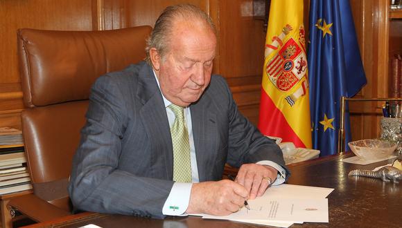 El rey de España, Juan Carlos I, escribiendo su carta de abdicación en el Palacio de la Zarzuela en Madrid, el 2 de junio de 2014. (Foto de Casa de S.M. el Rey / AFP)