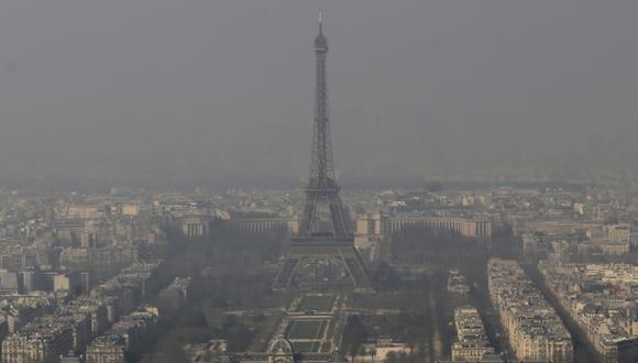 Torre Eiffel casi desaparece tras nube de contaminación