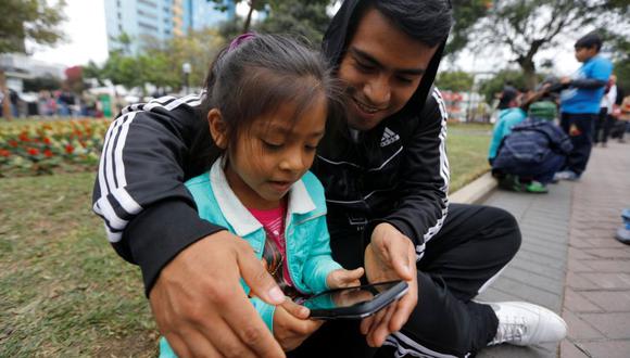 Los padres deben acompañar al niño en su "introducción al mundo social". (Foto: Reuters)