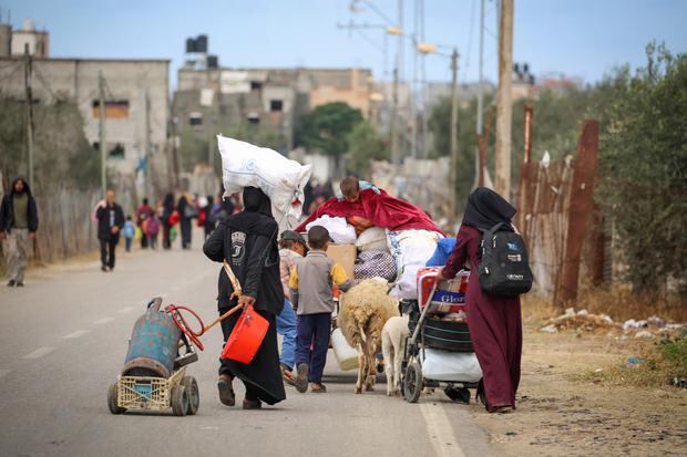 Los palestinos desplazados en Rafah, en el sur de la Franja de Gaza, cargan sus pertenencias cuando salen tras una orden de evacuación del ejército israelí el 6 de mayo de 2024. (Foto de AFP).