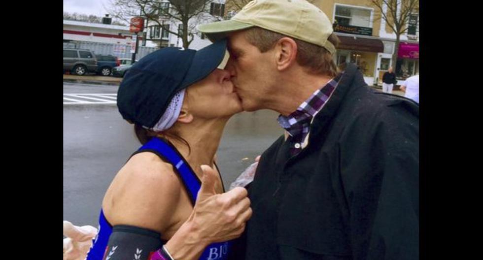 Esta mujer besó a un extraño y los buscó a través de las redes sociales.