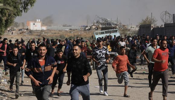 Los palestinos que abandonan el norte corren por la carretera Salaheddine en el distrito de Zeitoun en las afueras del sur de la ciudad de Gaza el 24 de noviembre de 2023, luego de un alto el fuego de cuatro días que comenzó temprano en la mañana. (Foto de MAHMUD HAMS / AFP)
