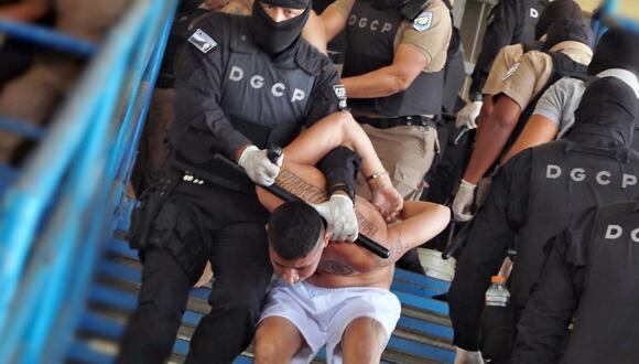 Pandilleros de la Mara Salvatrucha y Barrio 18 siendo llevados por las fuerzas de seguridad a un patio de la prisión en Ciudad Barrios, El Salvador, el 28 de marzo de 2022. (Foto de OFICINA DE PRENSA DE LA PRESIDENCIA DE EL SALVADOR / AFP)