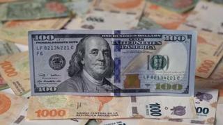 Qué es el “dólar blue” y por qué su valor sacude la economía y la política de Argentina