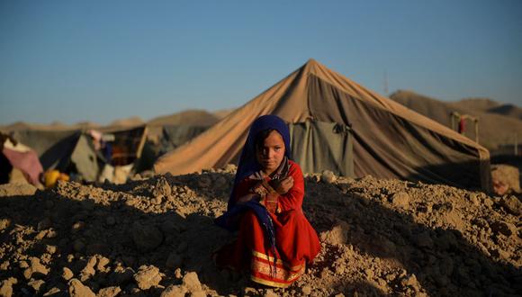 Asho, una niña desposada con un hombre de 23 años con cuya familia sus padres estaban endeudados, está sentada afuera de una carpa en el campamento de desplazados internos de Shamal Darya. (HOSHANG HASHIMI / AFP).