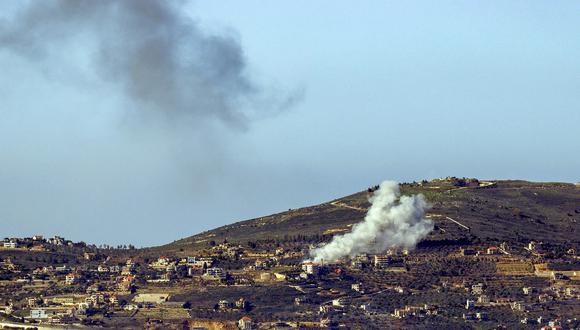 Humo sobre la aldea libanesa de Odaisseh durante el bombardeo israelí, el 20 de enero de 2024. (Foto de jalaa marey / AFP)
