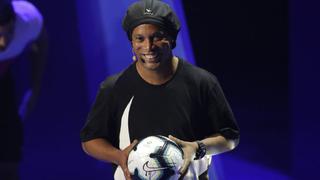Ronaldinho estuvo en el sorteode la Copa América 2019 y presentó la pelota oficial del torneo | VIDEO