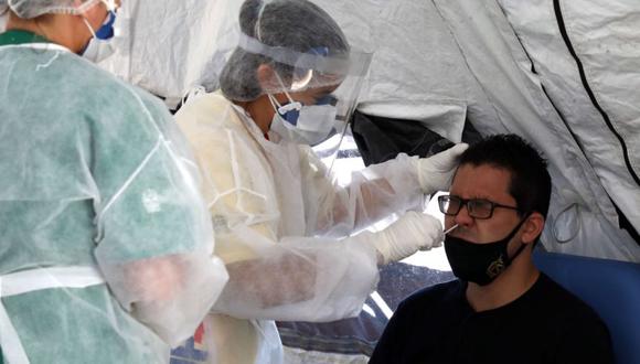 Personal médico le toma la prueba de coronavirus a un hombre en São Gonçalo, estado de Río de Janeiro. (Foto: Archivo /EFE/ Fabio Motta)