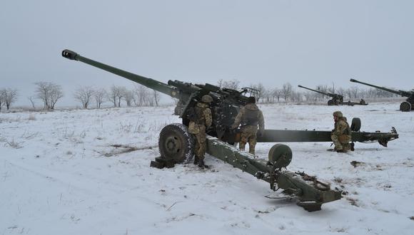 Los miembros del servicio ucraniano operan obuses 2A65 Msta-B durante ejercicios de artillería y antiaéreos cerca de la frontera con Crimea, anexada por Rusia, en la región de Kherson, Ucrania, el 28 de enero de 2022. (REUTERS).