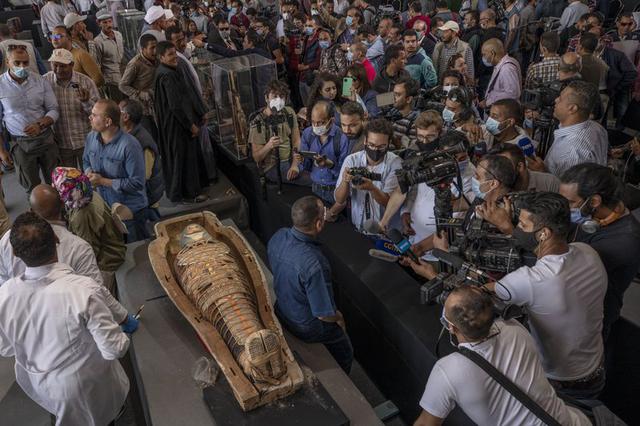 Los periodistas se reúnen alrededor de un antiguo sarcófago de más de 2.500 años de antigüedad, descubierto en una vasta necrópolis de Egipto. (Foto AP / Nariman El-Mofty).