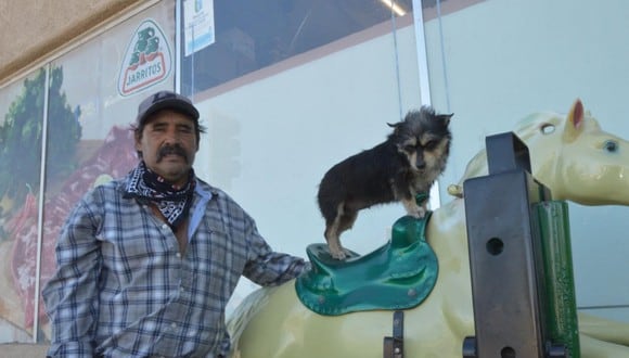 Guillermo Hernandez, de 53 años, se convirtió en una sensación del Internet después que un video viral de TikTok lo mostrara acompañando a su perrita durante su paseo en un juego mecánico. | Crédito: Dave Minsky / Santa Maria Times