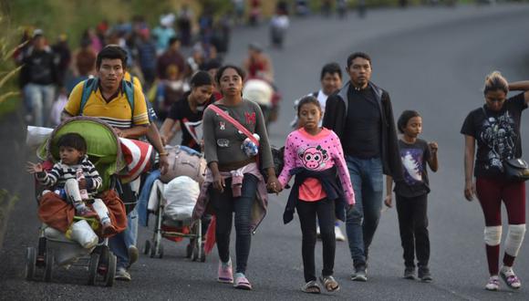 Migrantes que se dirigían en caravana a EE.UU., caminan en Palomares, Municipio de Matías Romero, Estado de Oaxaca, México. (Foto: CLAUDIO CRUZ / AFP)