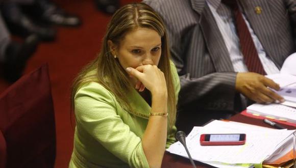 Cuestionan que fiscal solo investigue a Luciana León desde 2009