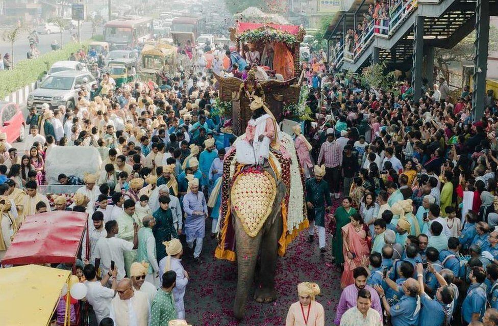 One day before the initiation ceremony, Devanshi and his family participated in a procession on an elephant-drawn chariot.