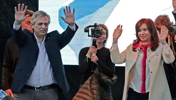 Alberto Fernández y su compañera de fórmula Cristina Kirchner. Ambos parten como favoritos para las elecciones del 27 de octubre en Argentina. (AFP).
